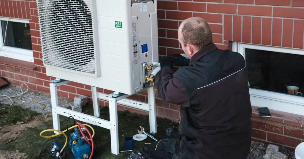 Specjaliści montujący instalacje